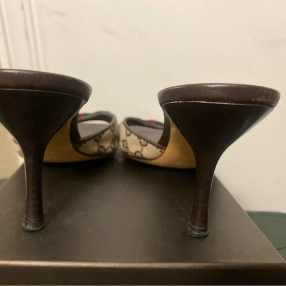 Gucci Women's Brown Heels with Red and Green Bow - Picture 6 of 10